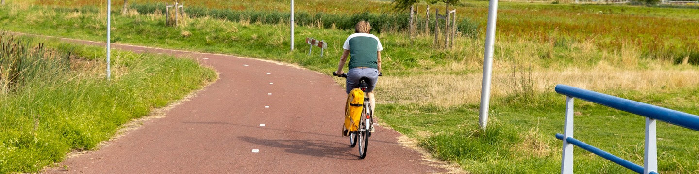 Fietser op fietspad